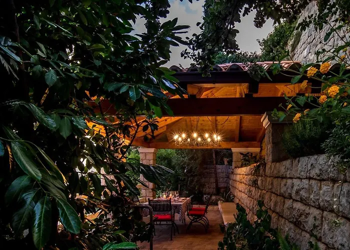 Luxury Beachfront Palace With Private Pool And Jacuzzi By The In فيلة دوبروفينك