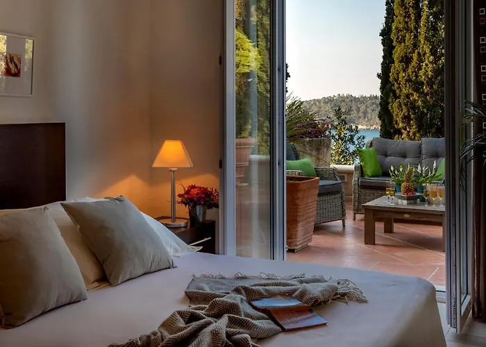 Luxury Beachfront Palace With Private Pool And Jacuzzi By The In فيلة دوبروفينك