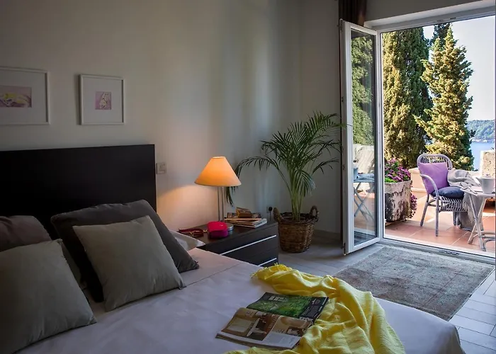 Luxury Beachfront Palace With Private Pool And Jacuzzi By The In فيلة دوبروفينك