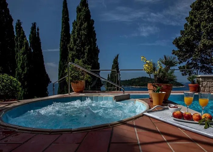 Luxury Beachfront Palace With Private Pool And Jacuzzi By The In فيلة