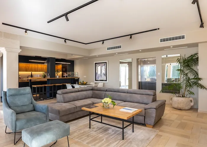 Luxury Beachfront Palace With Private Pool And Jacuzzi By The In فيلة *