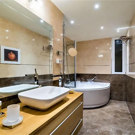 Luxury Beachfront Palace With Private Pool And Jacuzzi By The In 别墅 杜布罗夫尼克