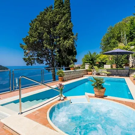Luxury Beachfront Palace With Private Pool And Jacuzzi By The In 别墅 杜布罗夫尼克