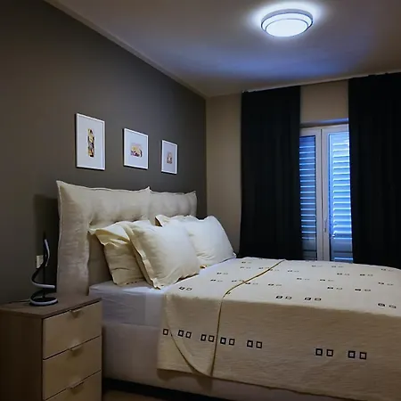 Luxury Beachfront Palace With Private Pool And Jacuzzi By The In 别墅