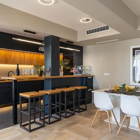 Luxury Beachfront Palace With Private Pool And Jacuzzi By The In 别墅 *