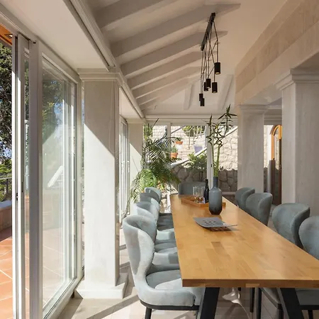 Luxury Beachfront Palace With Private Pool And Jacuzzi By The In 别墅 杜布罗夫尼克