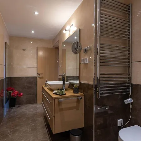Luxury Palace Near Old Town With Pool فيلة