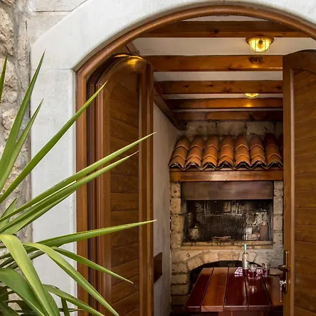 Luxury Palace Near Old Town With Pool فيلة