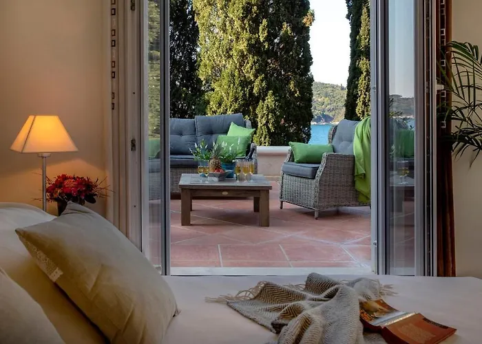 Βίλα Luxury Beachfront Palace With Private Pool And Jacuzzi By The In Ντουμπρόβνικ