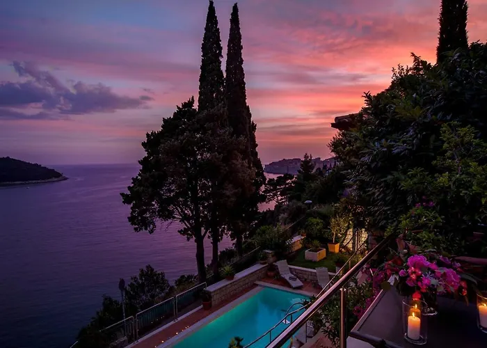 Luxury Beachfront Palace With Private Pool And Jacuzzi By The In Ντουμπρόβνικ