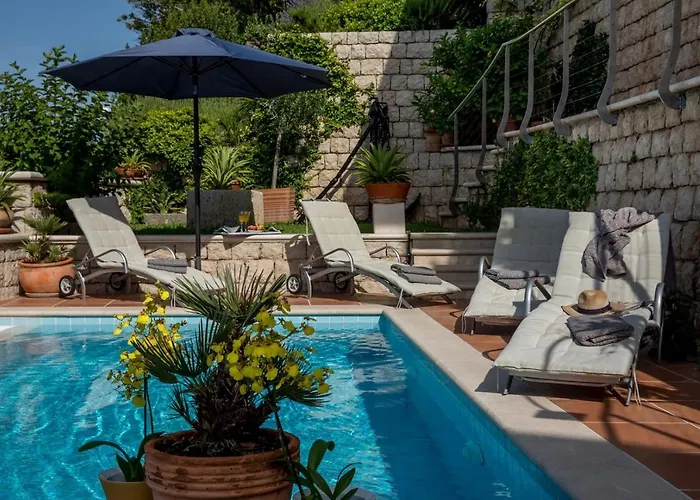 Luxury Beachfront Palace With Private Pool And Jacuzzi By The In Βίλα Ντουμπρόβνικ