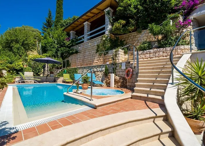 Luxury Beachfront Palace With Private Pool And Jacuzzi By The In Βίλα