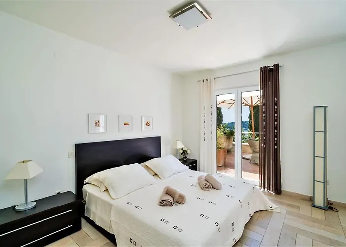 Βίλα Luxury Beachfront Palace With Private Pool And Jacuzzi By The In