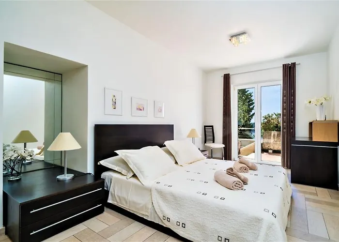 Luxury Beachfront Palace With Private Pool And Jacuzzi By The In Βίλα Ντουμπρόβνικ