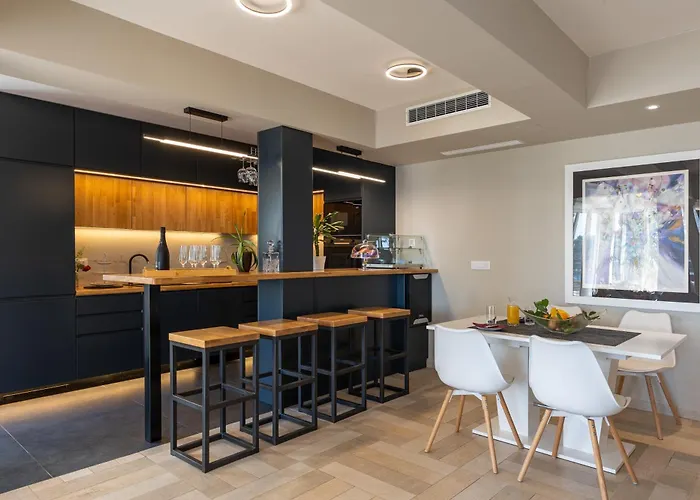 Luxury Beachfront Palace With Private Pool And Jacuzzi By The In Βίλα *