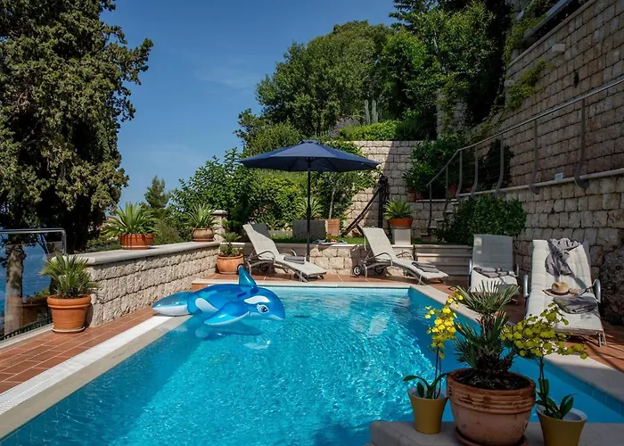 Willa Luxury Beachfront Villa Dubrovnik Palace with private pool&jacuzzi by the beach in Dubrovnik *