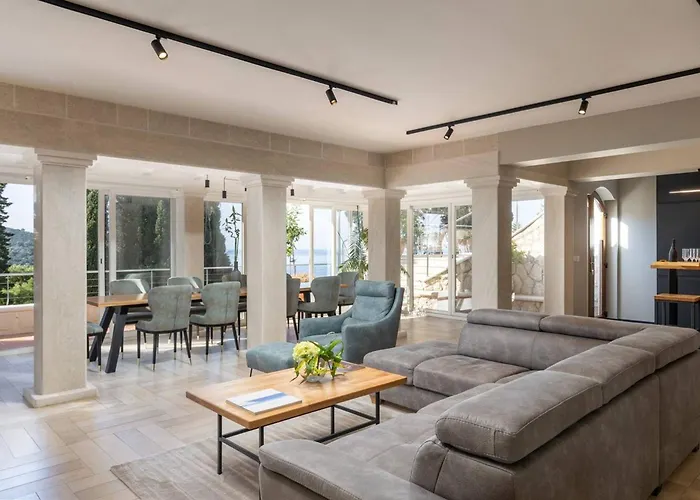 Willa Luxury Beachfront Villa Dubrovnik Palace with private pool&jacuzzi by the beach in Dubrovnik *