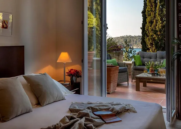 Willa Luxury Beachfront Villa Dubrovnik Palace with private pool&jacuzzi by the beach in Dubrovnik