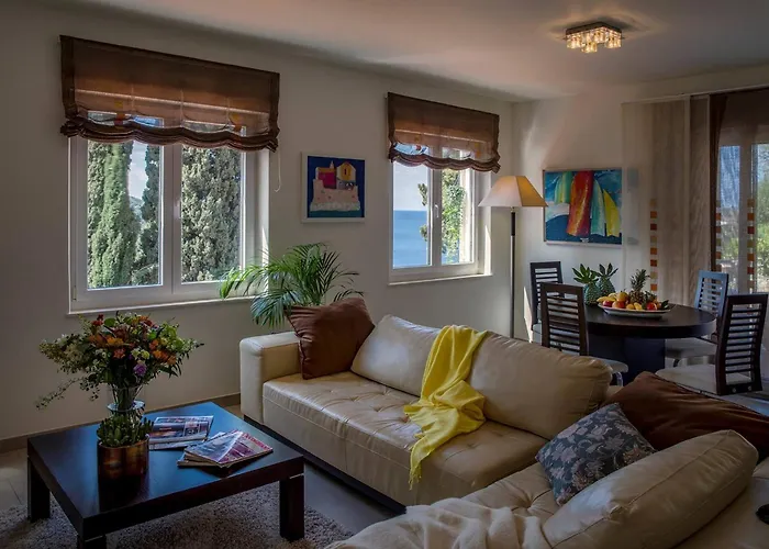 Willa Luxury Beachfront Villa Dubrovnik Palace with private pool&jacuzzi by the beach in Dubrovnik