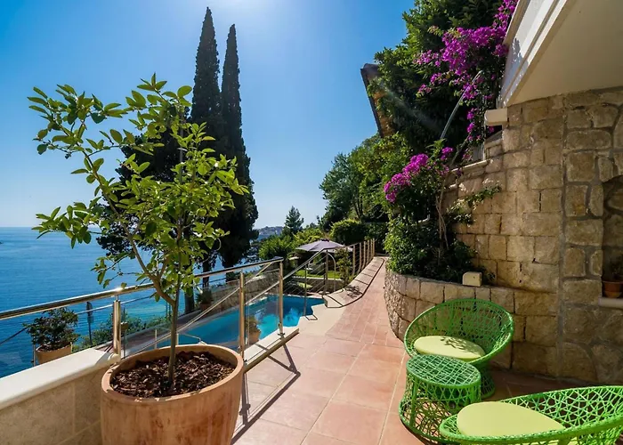 Willa Luxury Beachfront Villa Dubrovnik Palace with private pool&jacuzzi by the beach in Dubrovnik *