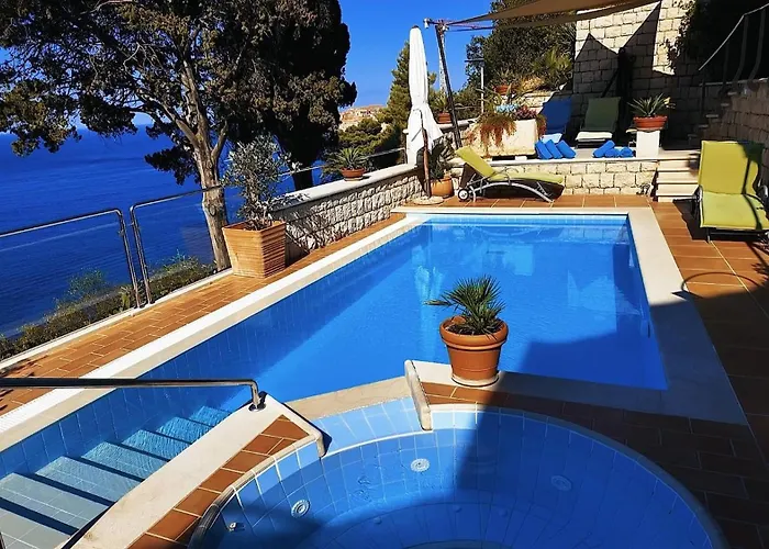 Luxury Beachfront Villa Dubrovnik Palace with private pool&jacuzzi by the beach in Dubrovnik Willa